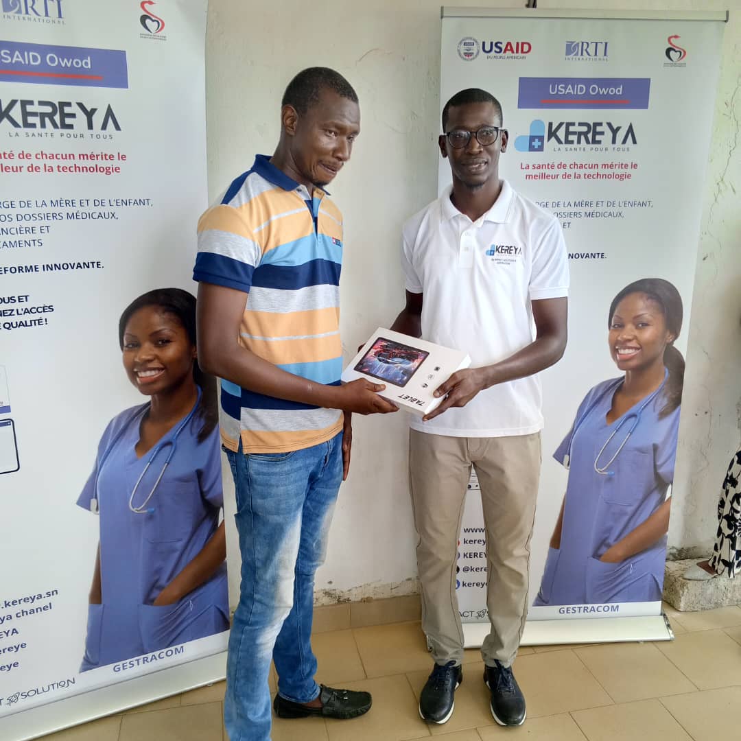 Remise de tablettes — partenariat USAID/RTI